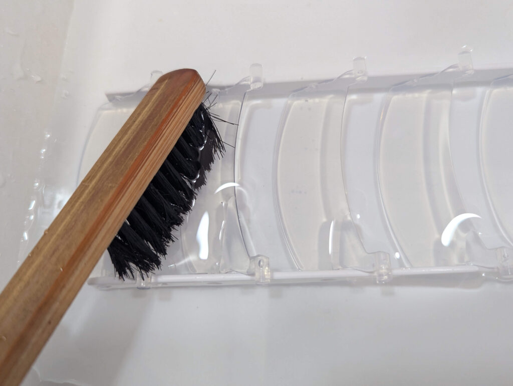 タワーファンのルーバー部分を水洗いして清掃している状態