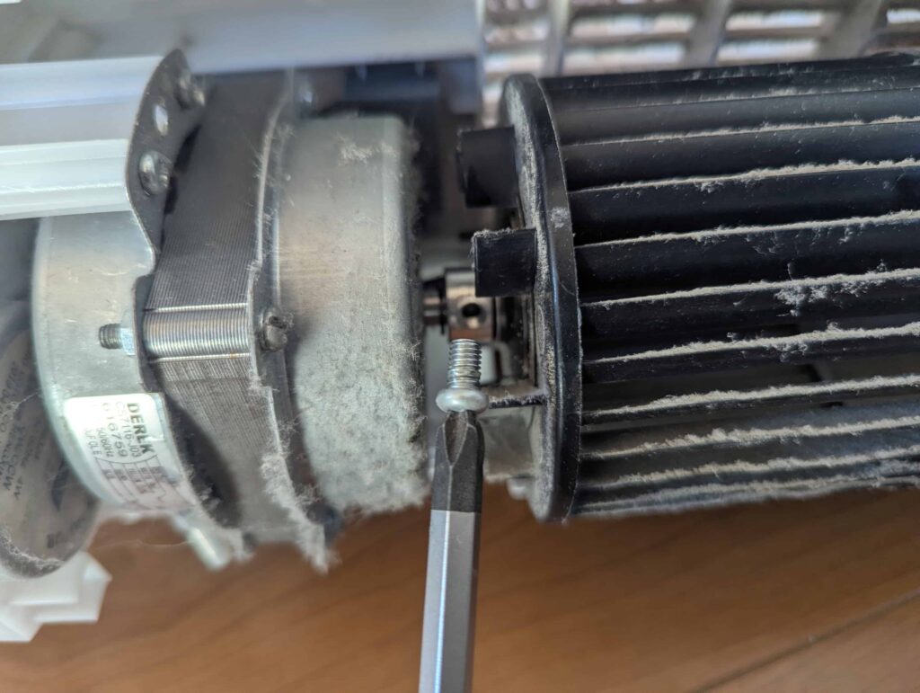 タワーファン下部モーター軸に固定されたネジを取り外した状態