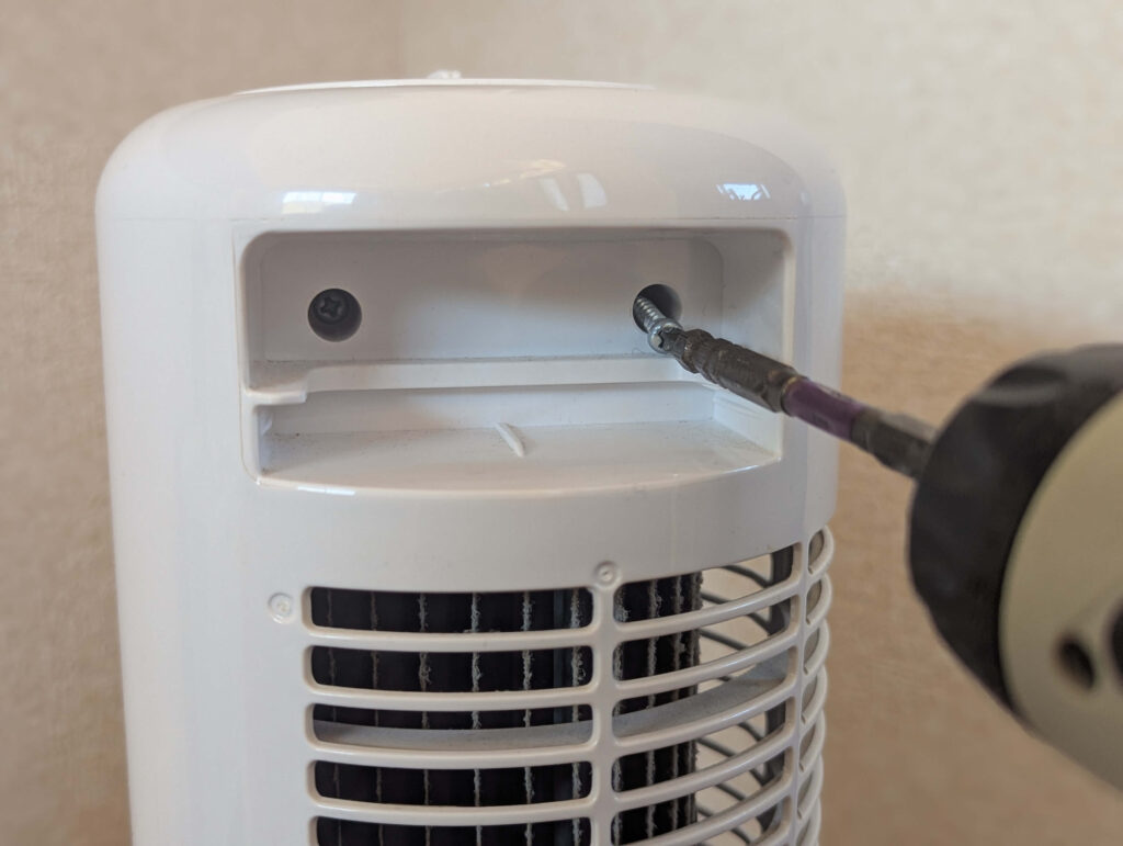 アイリスオーヤマ製タワーファンTWF-M6T-Wの背面上部にあるリアカバー固定ネジ