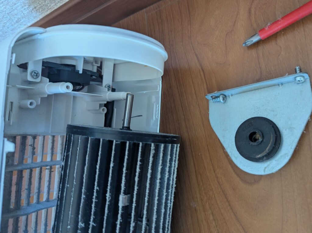 シロッコファン上部の軸受けブラケットを取り外した状態