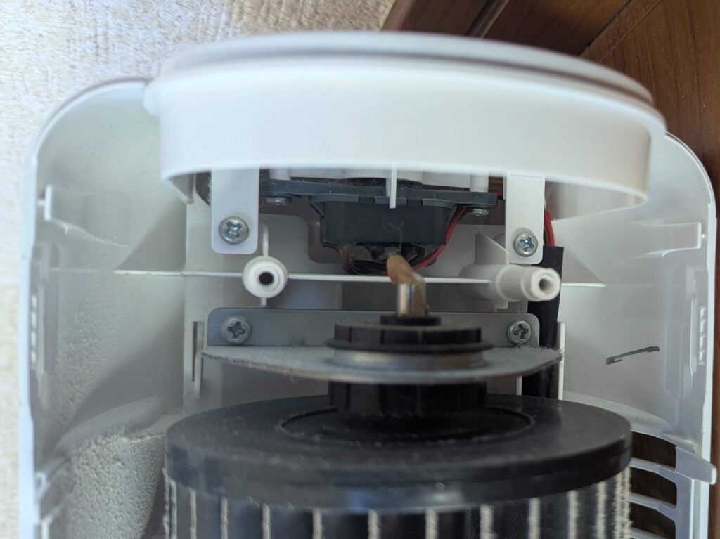 シロッコファン上部の軸受けブラケットを分解する前の状態