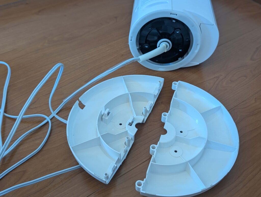 タワーファンのベースを分解して構造を確認している様子