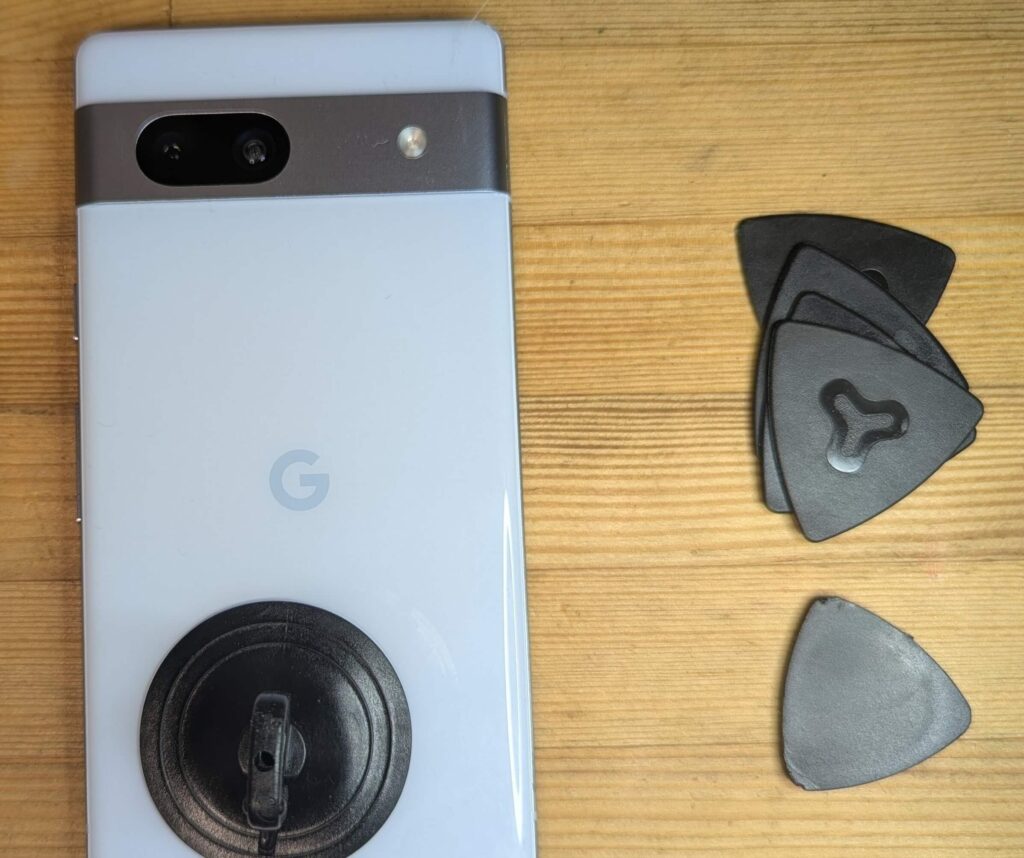 吸盤とオープニングピックを使用してGoogle Pixel 7aの背面パネルを慎重に取り外す手順