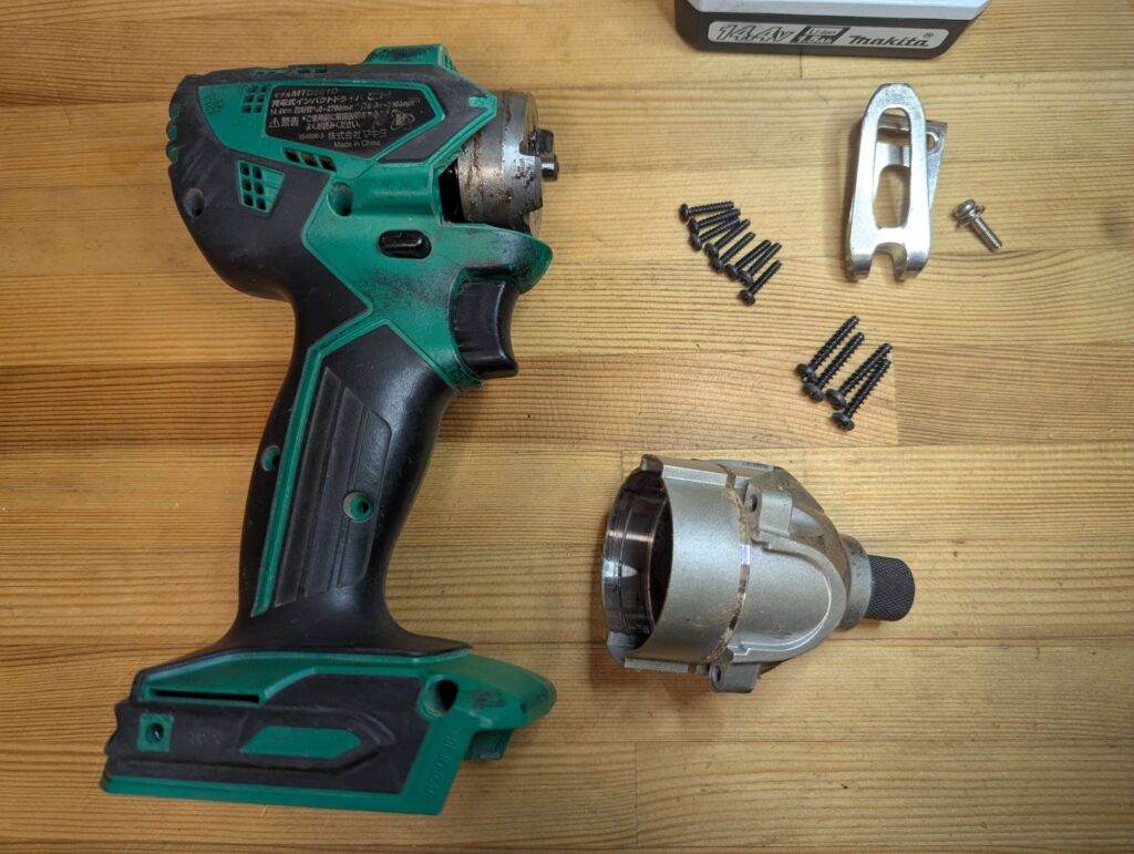 マキタ製インパクトドライバーのハンマーケースを分解して取り外す様子