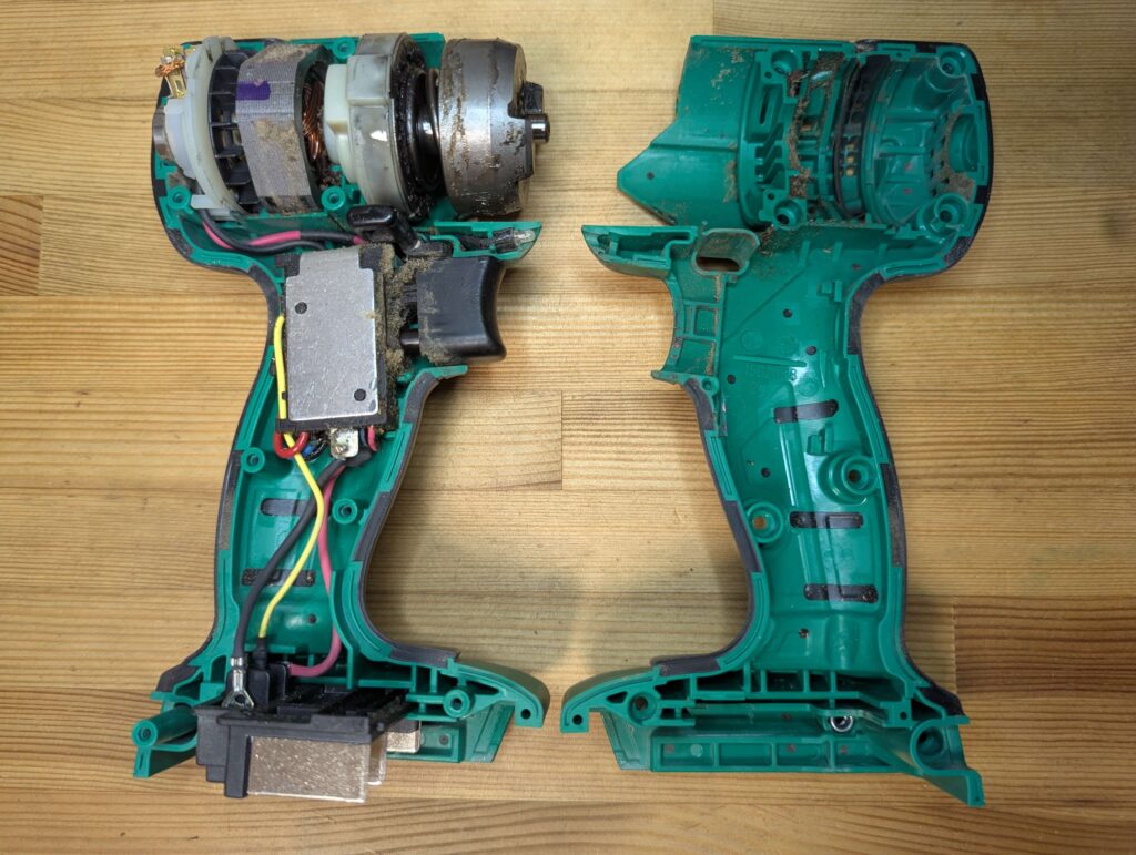 カーボンブラシ交換のためにインパクトドライバーのハウジングカバー（外装）を開ける手順