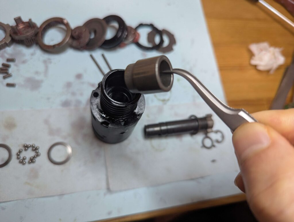 ギヤボックスからピンセットを使ってライナーを抜いている様子