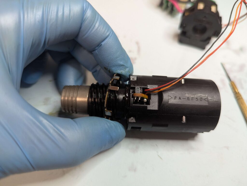 爪の付いたスペーサーをギヤボックスから外している様子