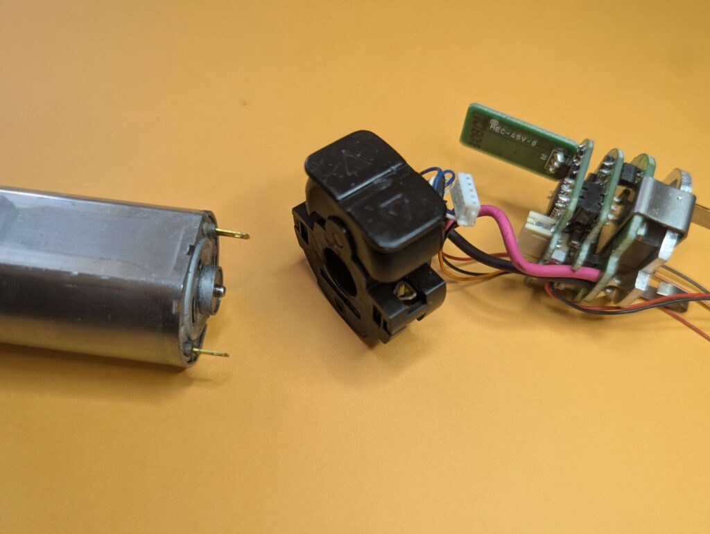 モーターからスイッチ部品を分離する様子