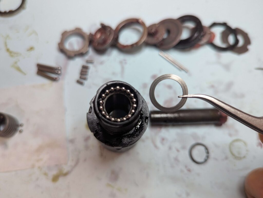 ギヤボックスからワッシャーをピンセットを使って外している様子