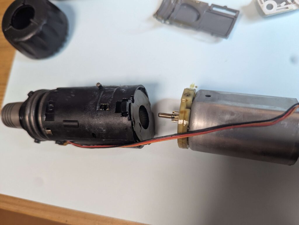 メンテナンスのためにEZ7410のモーターユニットをギアボックスから慎重に引き抜く手順