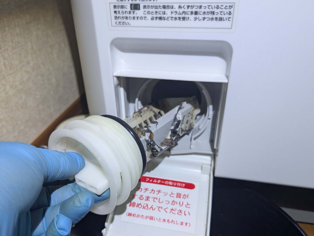 洗濯機本体から糸くずフィルターを取り外す正しい方法