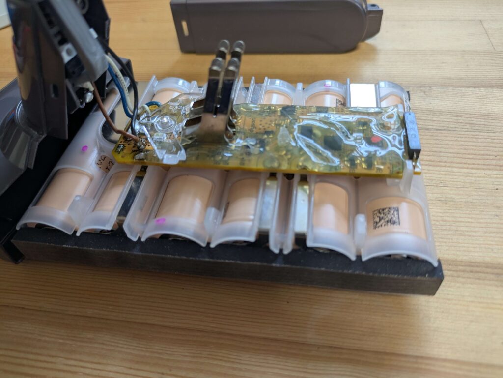 ダイソン V7 バッテリー SV11を分解して露わになったBMSとセル