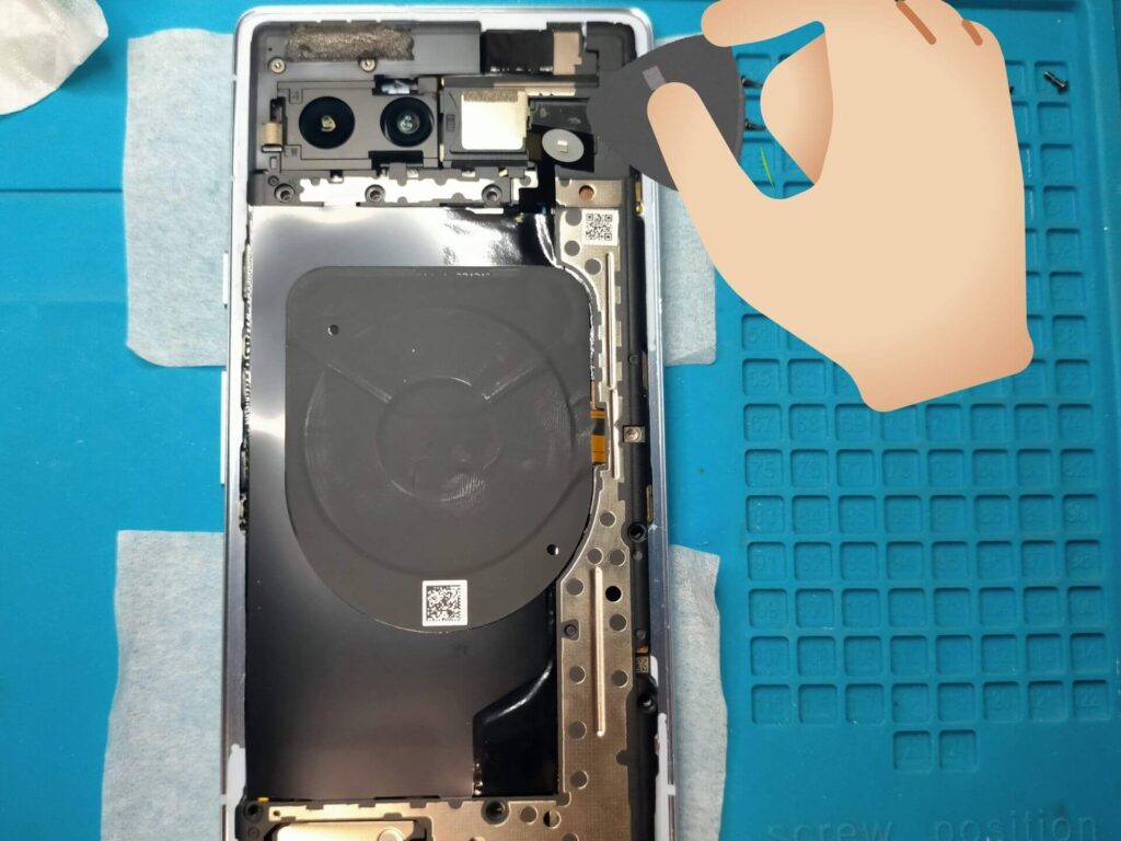 フラッシュの接着をピックを使って外す