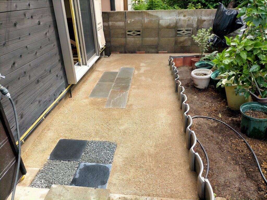 整備完了後の裏庭（廃材の瓦で仕切った和風の畑スペース）