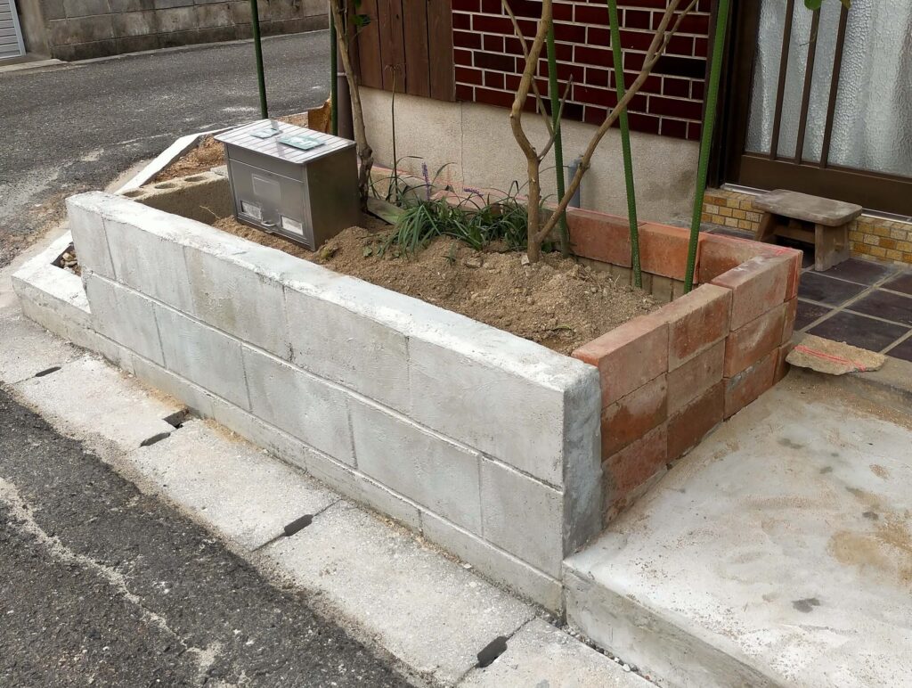 DIYリフォーム前の玄関先花壇