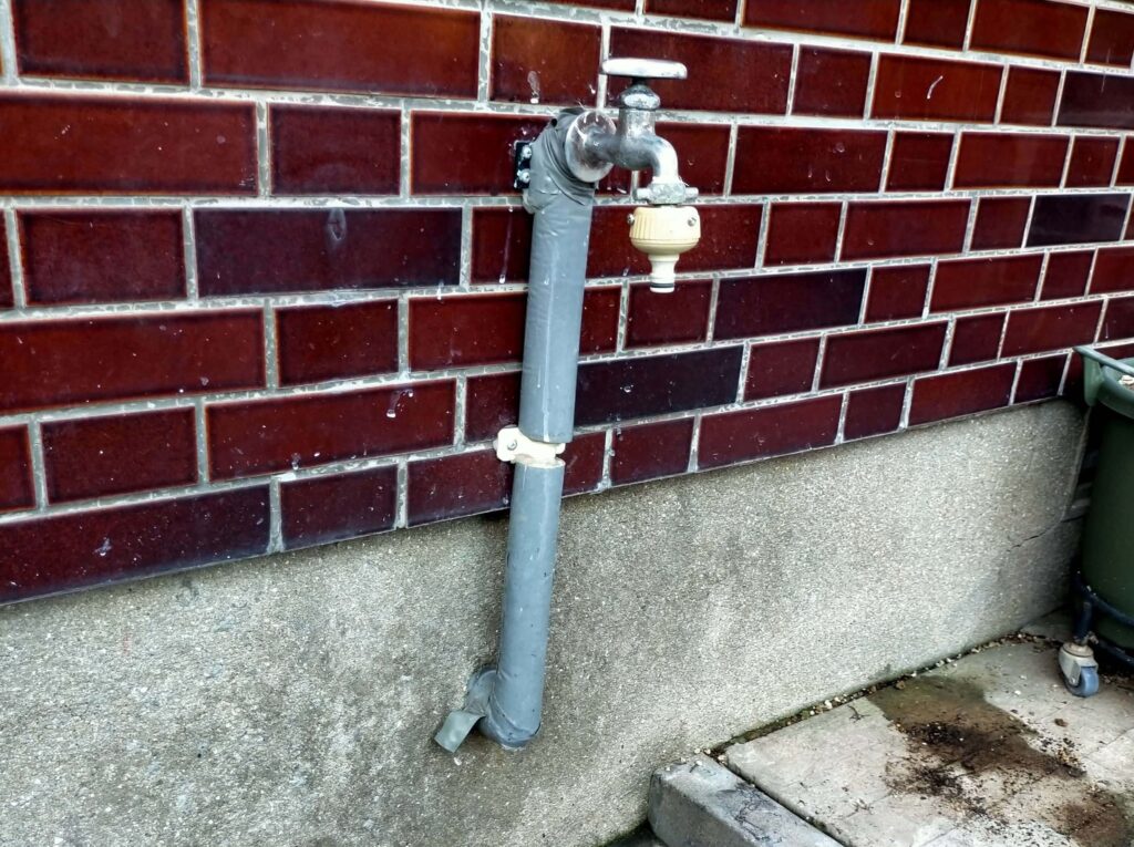 DIYリフォーム前のむき出しの水道管