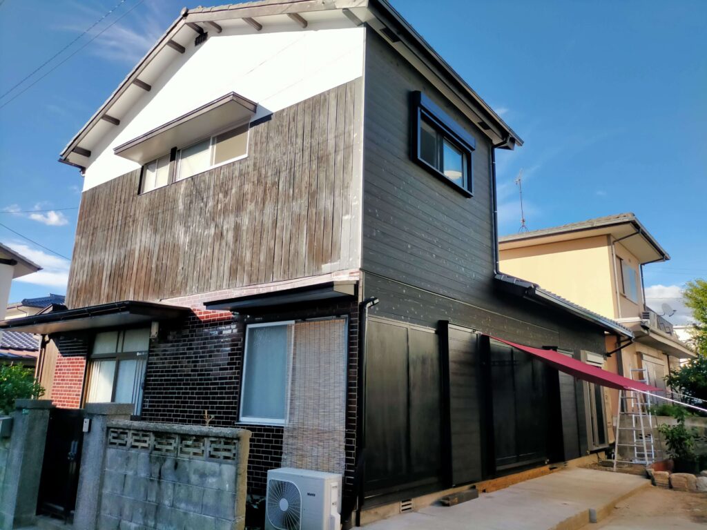 減築DIYリフォーム完了後のスッキリした実家外観（モダンな外壁塗装）