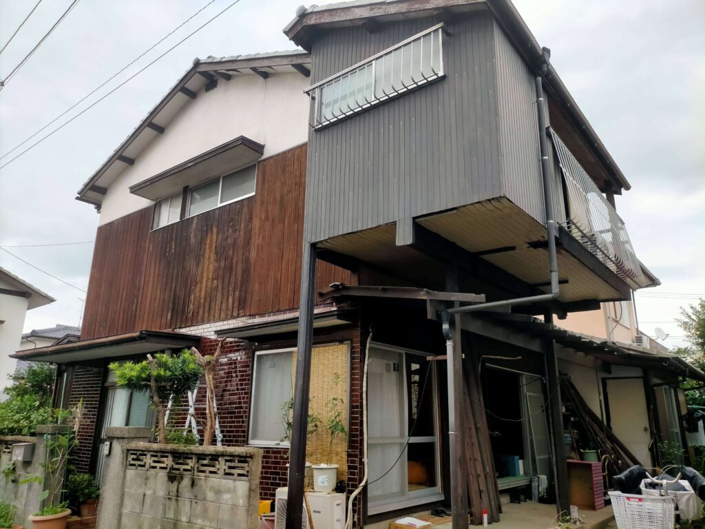 減築DIYリフォーム前の実家外観（増築部分が複雑化した状態）
