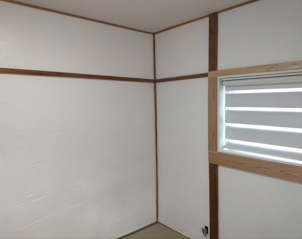 漆喰DIY塗装完了後の真っ白な壁（鏝波仕上げの陰影が美しい）
