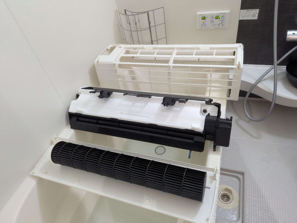 外装（パネル・フィルター等）、内部ファン、ドレンパンの洗浄後