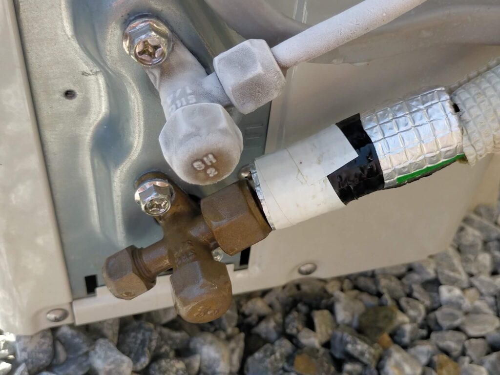 典型的な「エアコンガス不足」のサイン。細い方の二分管にだけに霜がつき、太い方の三分管が濡れている状態