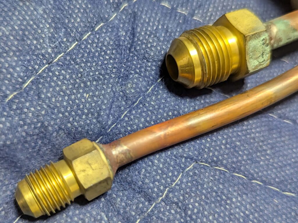 エアコン二分三分 管のフレア接続（テーパー）部の状態が悪いとガス漏れの元（修正には専用工具が必要でDIY困難）