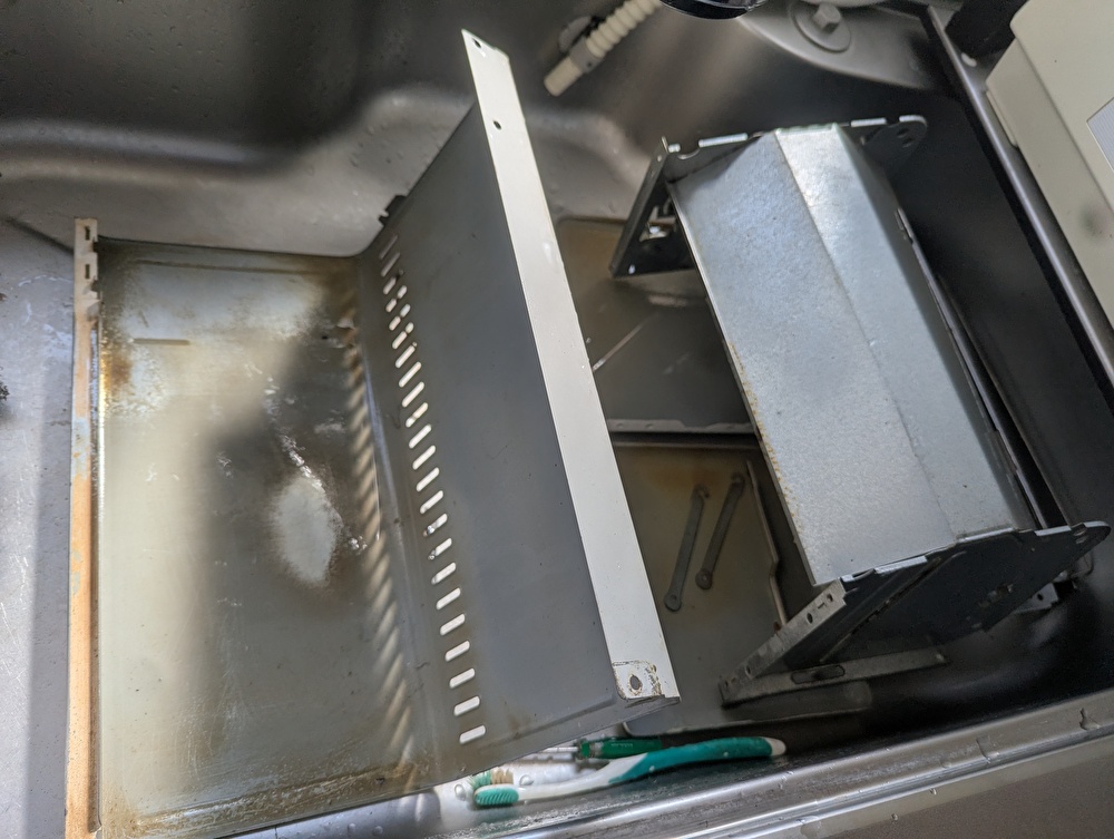 アルカリ洗浄とブラッシングで汚れが落ちた庫内