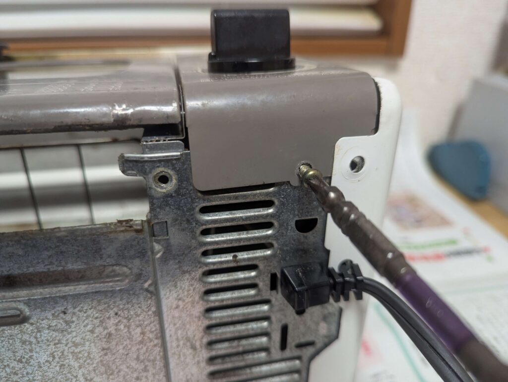 底面パネルのネジを外す(固着に注意)