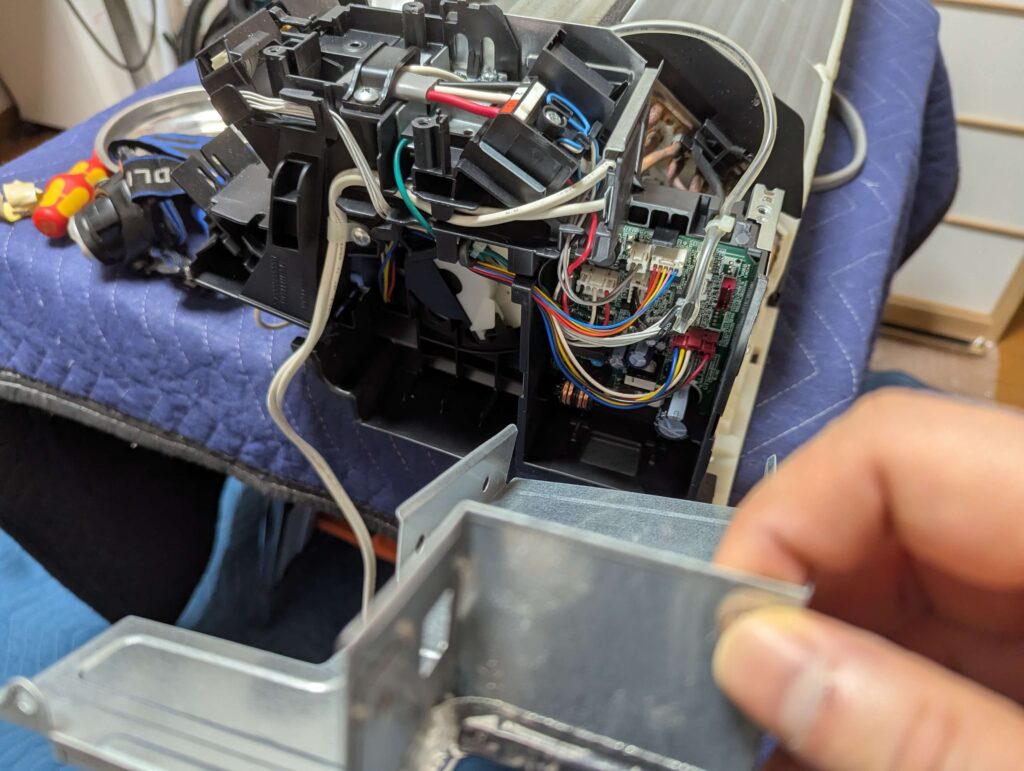 基板カバーを外している作業