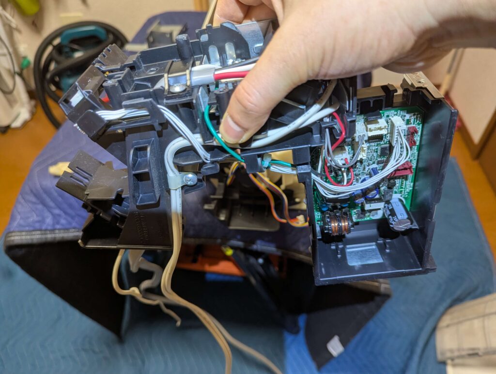 基板から配線（ルーバーモーター・ファンモーター・温度センサー）を外し基板BOXごと取り外し
