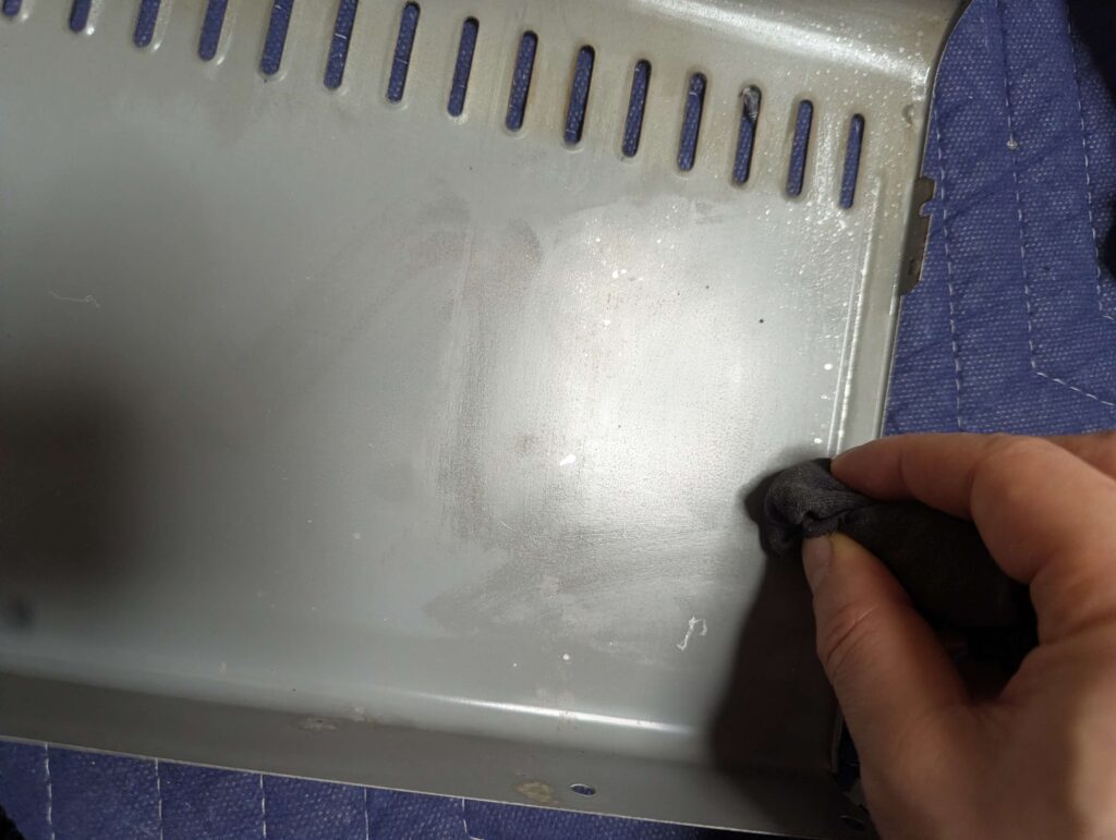 塗装剥がれの広範囲部には、ウエスで大豆油を薄く塗り広げる