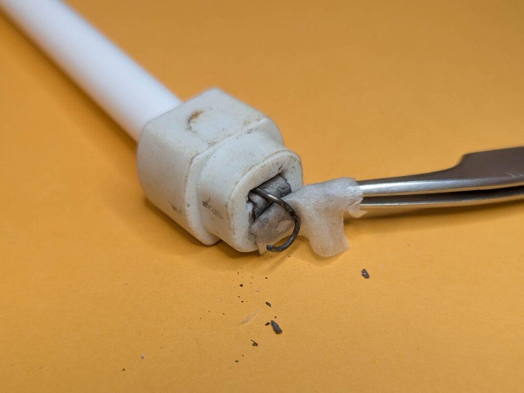 接点の腐食部をIPA(イソプロピルアルコール)で丁寧に洗浄