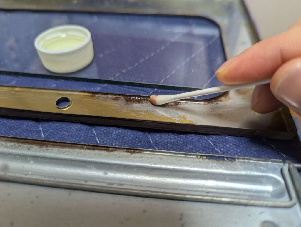 綿棒を使い、大豆油を錆落とし後の鉄肌にピンポイント塗布