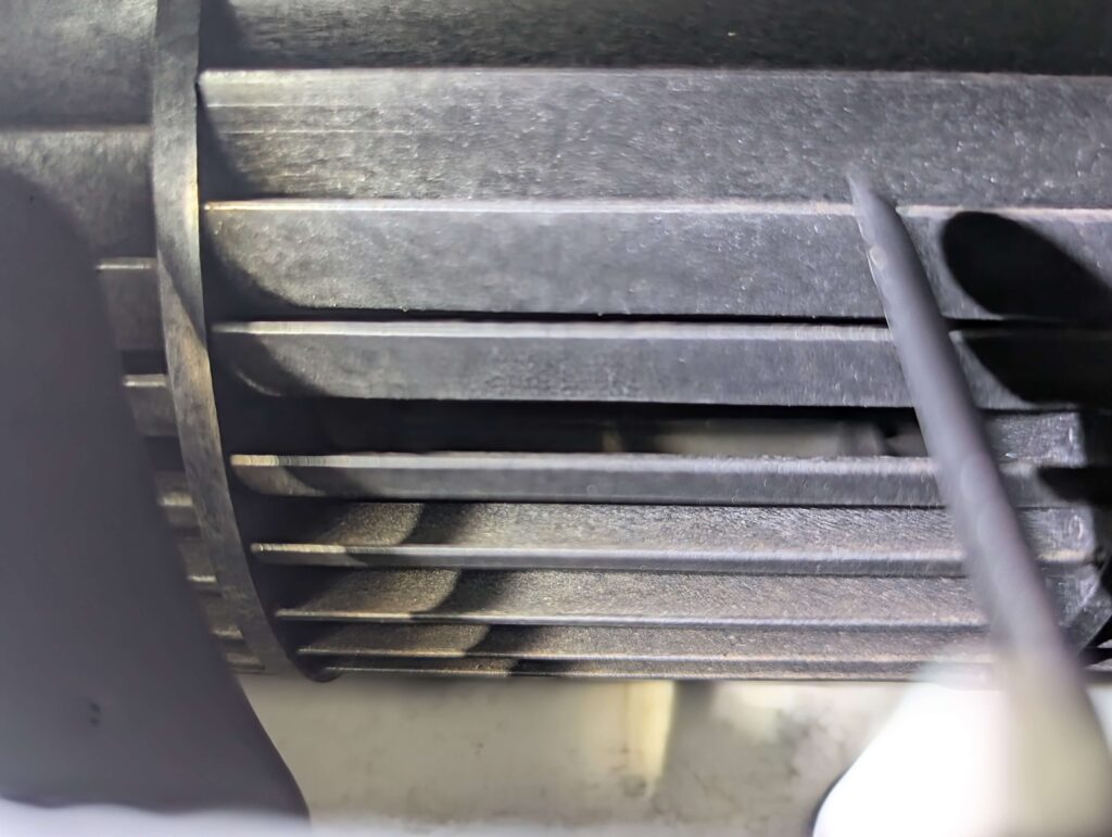 エアコン内部のファンが汚れている様子