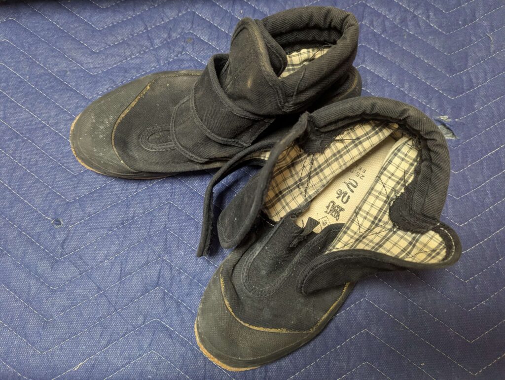 屋根修理など滑りやすい高所作業で活躍する、グリップ力抜群のDIY用作業靴「親方寅さん」