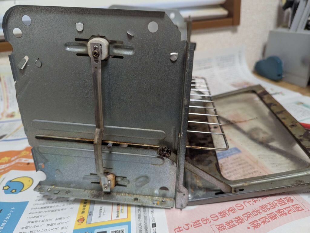 扉ヒンジの構造を確認