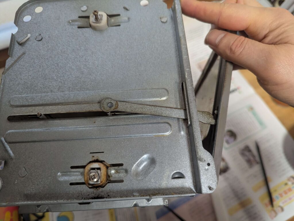 扉とトレイを固定するヒンジネジを外す