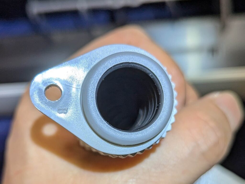 ドレンホースの詰まり確認（OK・詰まりなし）