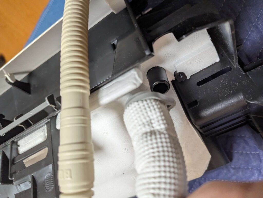 ドレンパンからドレンホースを抜く作業