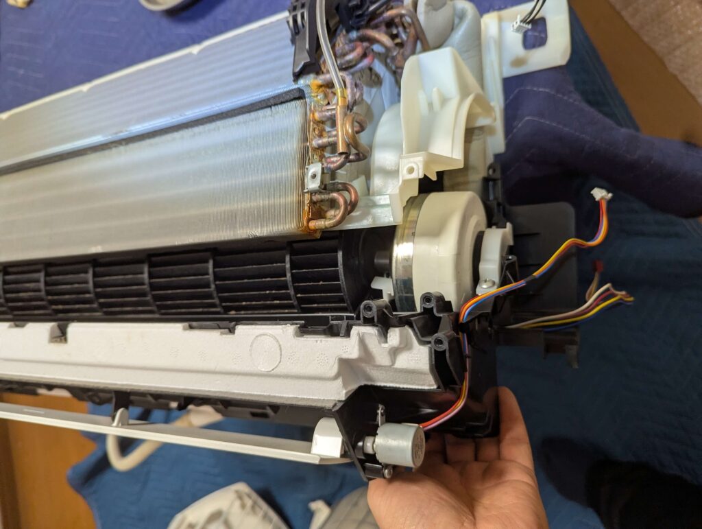 一体となったドレンパンとフィンを外している作業