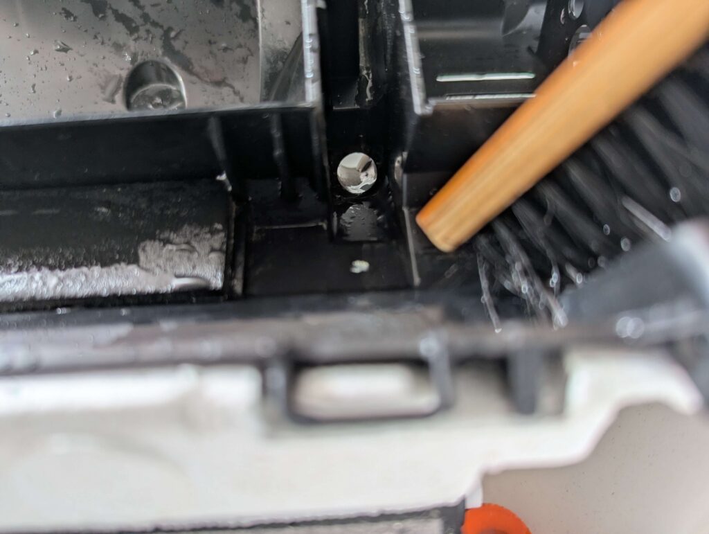 洗浄中のドレンパン・ドレン穴付近のもらいサビ（緑青）