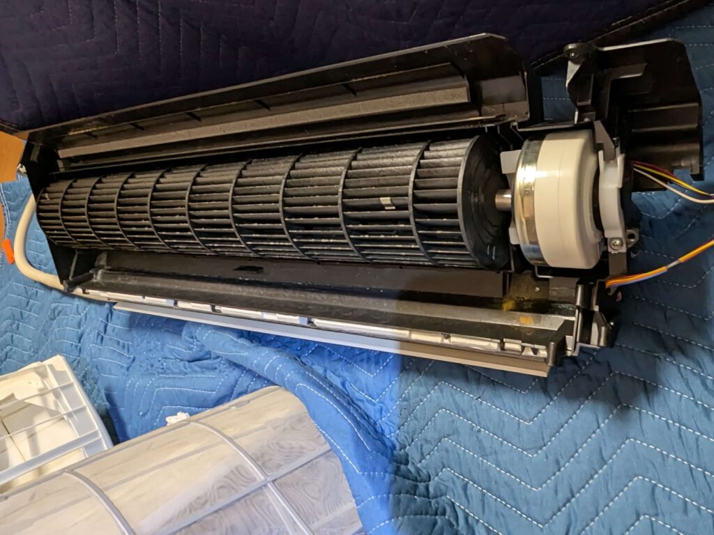 ドレンパンにもらいサビ（緑青）、ファンやその周辺にカビの兆候