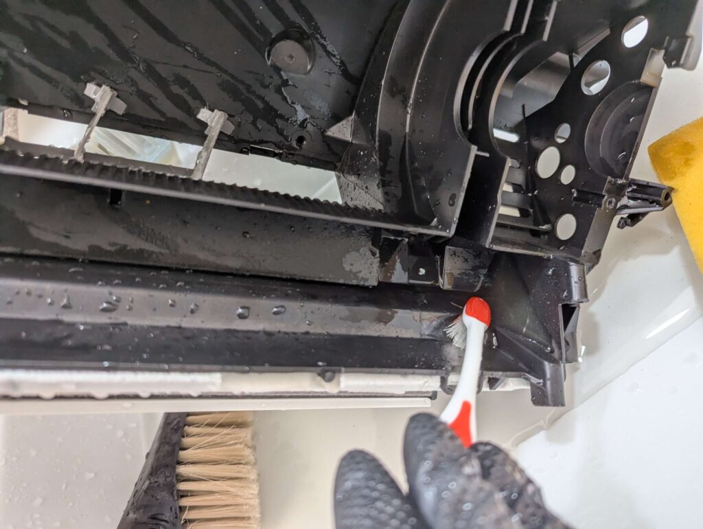 洗浄中：ドレンパンもらいサビ除去作業