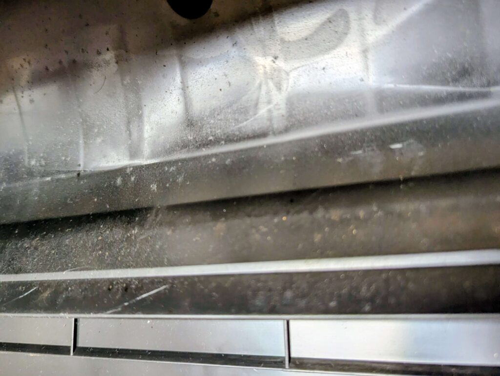 ファン付近の汚れ（カビ？）クローズアップ