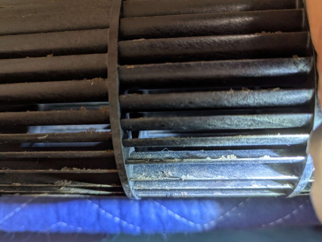 ァンの汚れ（ブレード全体に汚れ蓄積）