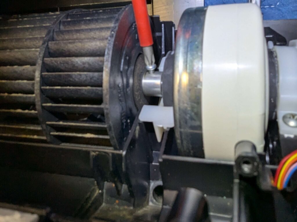 ファンの固定ネジをファンモーターから外している作業