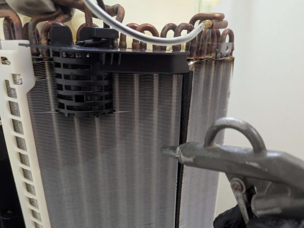 フィンをエアーで吹かし乾かしている作業