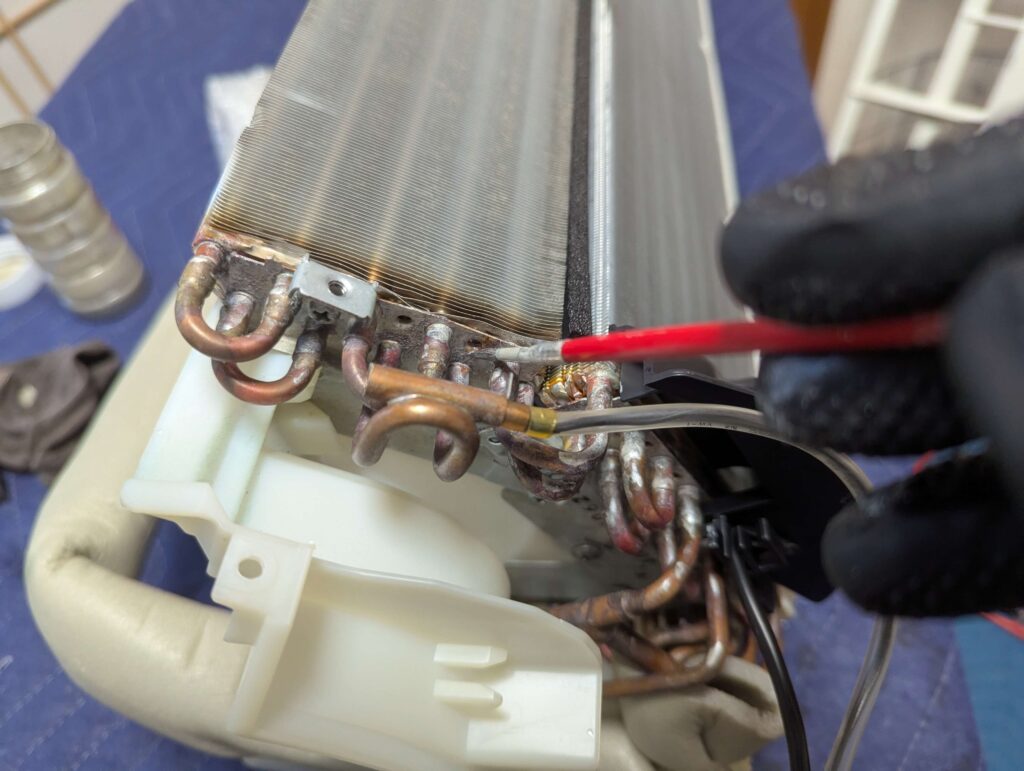 フィンBKT（ブラケット）のサビにサビキラーを塗布している作業