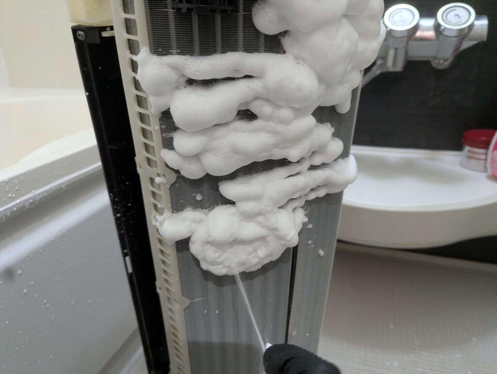 フィンにクリーナー（3Mエバポレーター用）を吹きかける作業