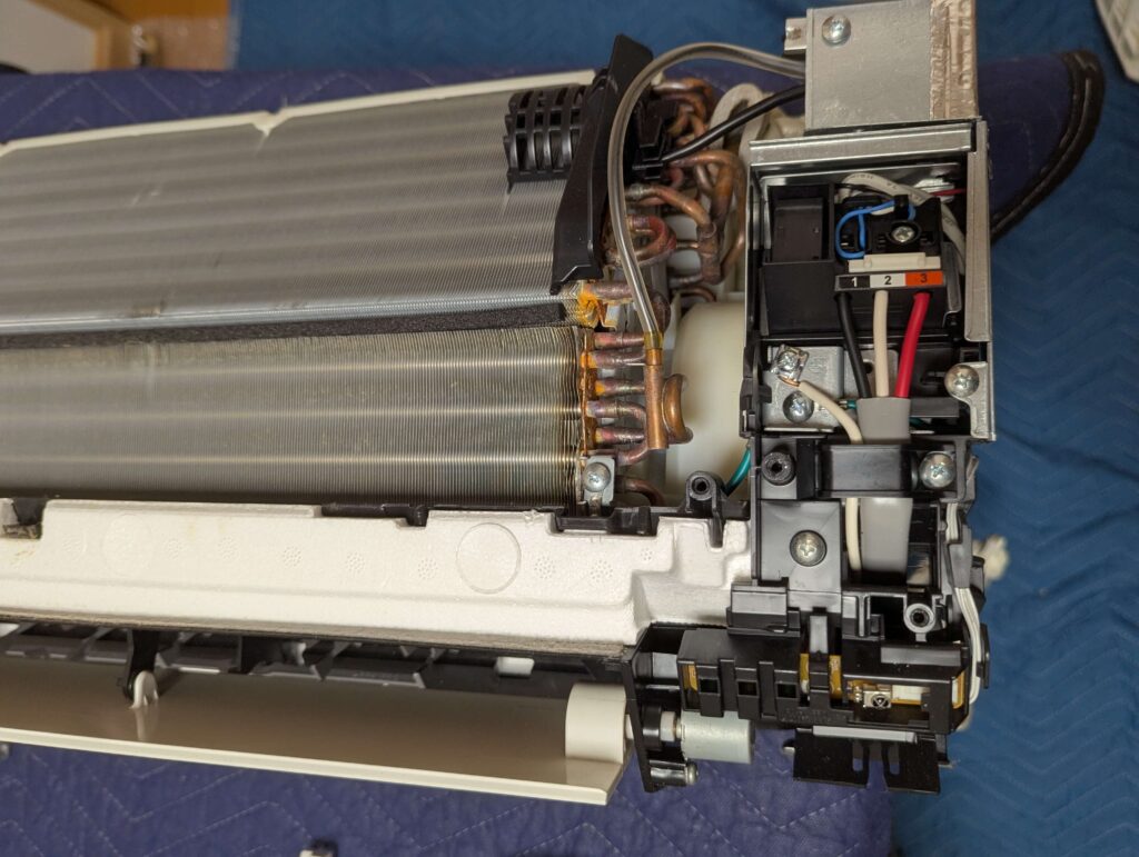 フロントカバーを外すとフィンの隅に腐食がある（サビ発見）